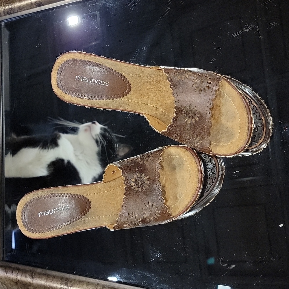 Brown leather chunky heels with scalloped strap with laser cut daisies, size 7.5